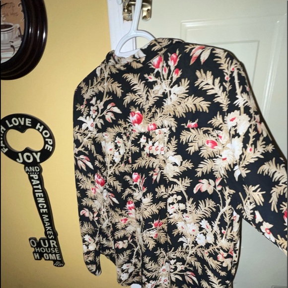 H&M Gorgeous Floral print Button Down Blouse! - Picture 9 of 11